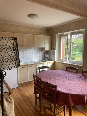 Private kitchen - Vrbo Property (Serverette)