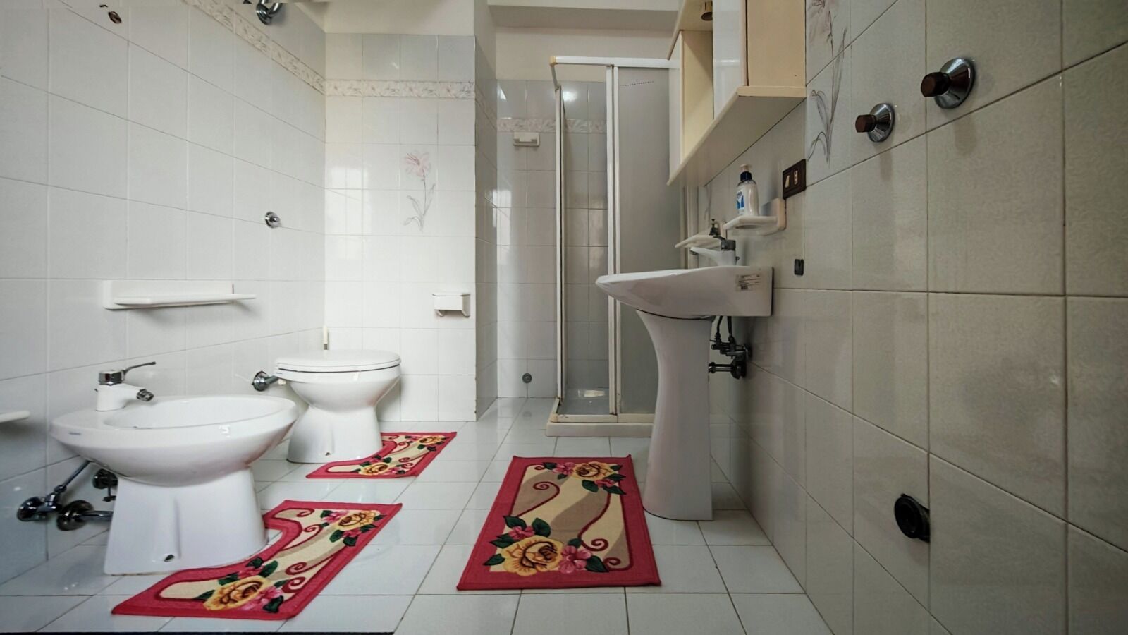 Bañera de hidromasaje, secador de pelo, bidet, toallas