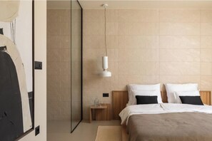 Tabla de planchar con plancha, wifi, ropa de cama