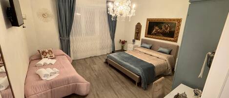 Habitación triple Deluxe, balcón | Escritorio y wifi gratis