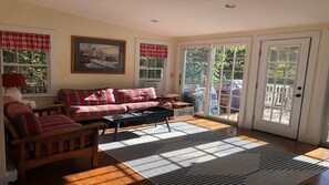 A sunlit living room with a sofa, a coffee table, and a rug. - Margaret s Retreat Cottage (York)