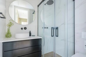 Bathroom - Premium Renovated Apartment in Central District (Madrid)