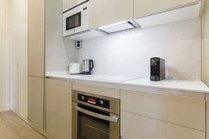 Geladeira, micro-ondas, fogão, lava-louças