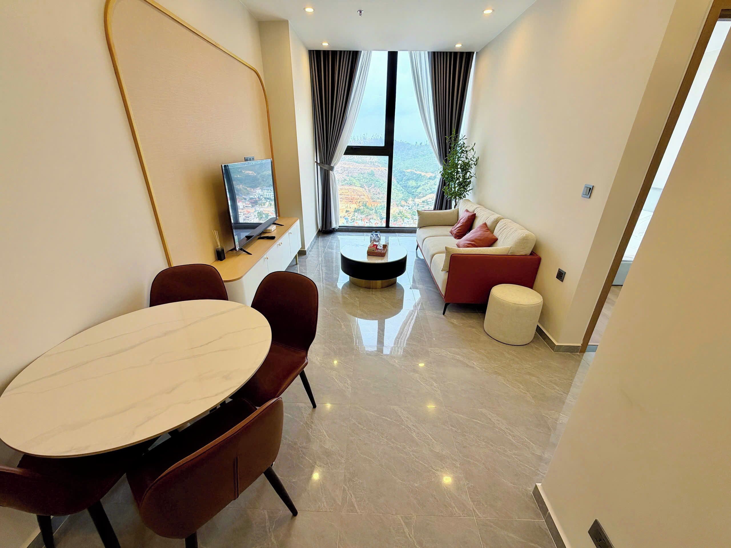 Apartamento superior, 2 quartos, vista para a cidade | Área de estar | TV de tela plana 45 polegadas com canais digitais