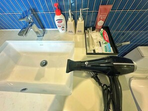 Apartament, balcó, vistes al mar | Bany | Dutxa, assecador de cabells, sabatilles i tovalloles 