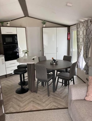 Dining - Lodge Sleeps 4, 2 Bedrooms 2 Bathrooms With Parking (Morpeth)