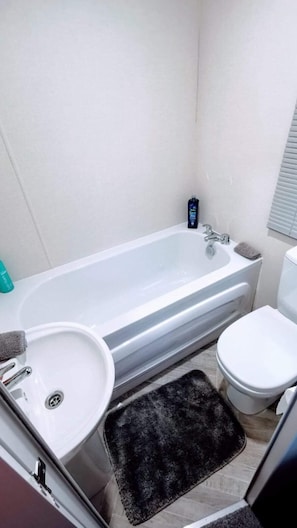 Shower, towels - Lodge Sleeps 4, 2 Bedrooms 2 Bathrooms With Parking (Morpeth)