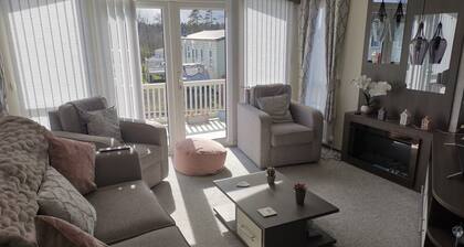 Lodge Sleeps 4, 2 Beds 2 Bathrooms