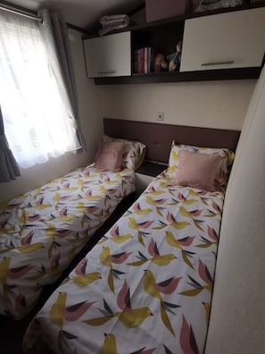 2 bedrooms, iron/ironing board, bed sheets - Lodge Sleeps 4, 2 Bedrooms 2 Bathrooms With Parking (Morpeth)