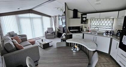 Lodge Sleeps 4, 2 Beds 2 Bathrooms