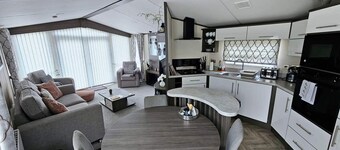 Lodge Sleeps 4, 2 Beds 2 Bathrooms