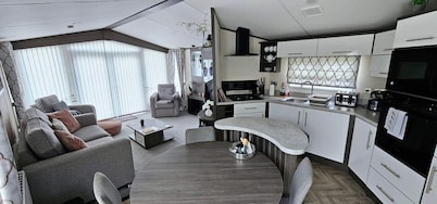 Lodge Sleeps 4, 2 Beds 2 Bathrooms