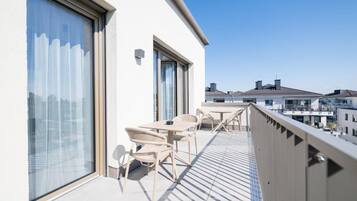 Superior-Suite, Terrasse, Gartenblick | Speisen im Freien