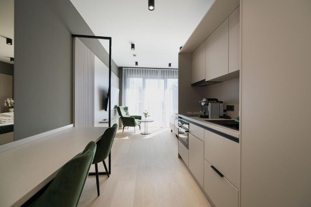 Superior appartement, balkon, uitzicht op tuin | Hypoallergeen beddengoed, een laptopwerkplek, verduisterende gordijnen