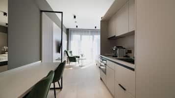 Superior appartement, balkon, uitzicht op tuin | Hypoallergeen beddengoed, een laptopwerkplek, verduisterende gordijnen