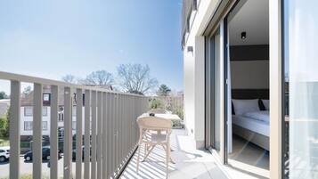 Superior-Apartment, Balkon, Gartenblick | Unterkunftsgelände