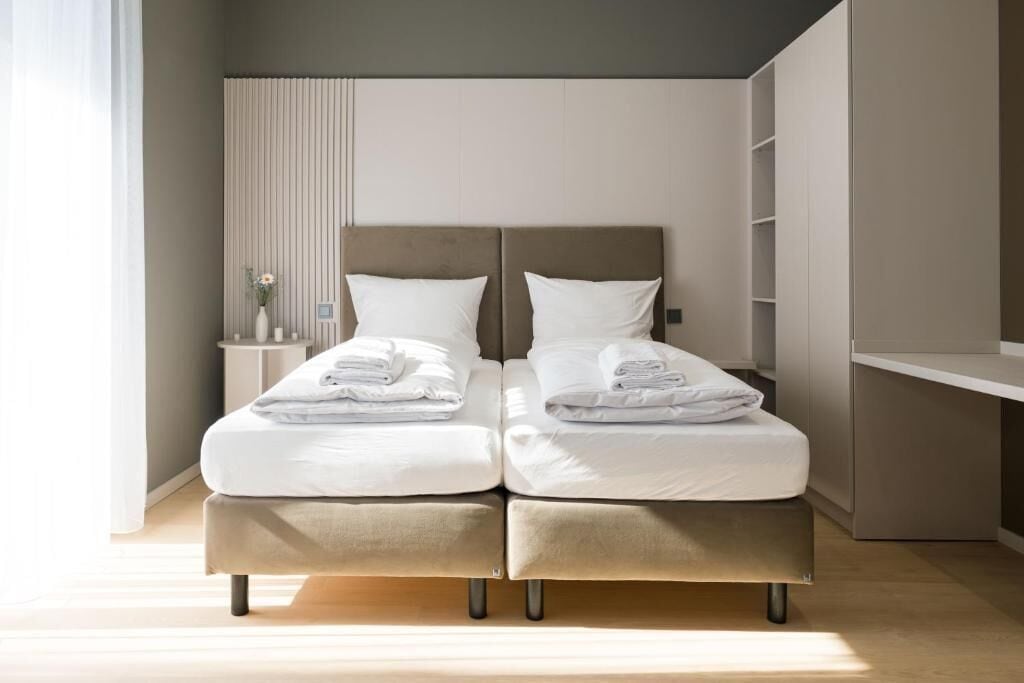 Ropa de cama hipoalergénica y espacio para trabajar con laptop 