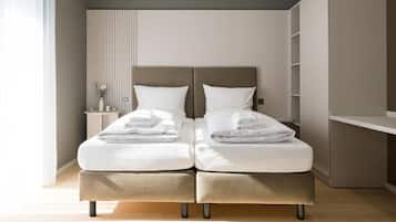 Ropa de cama hipoalergénica y espacio para trabajar con laptop