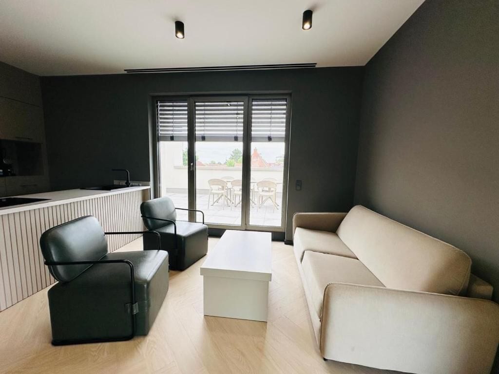 Superior suite, terras, uitzicht op de stad | Woonruimte | Een 110-cm smart-tv met digitale zenders