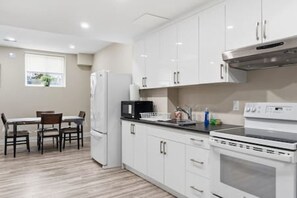 Private kitchen - The Hidden Niagara Vine Retreat (Niagara Falls)