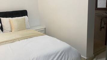 Departamento clásico, patio | Escritorio y espacio para trabajar con laptop