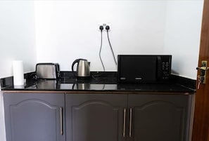 Apartamento clásico, patio | Cocina privada | Frigorífico grande, microondas, horno y placa de cocina