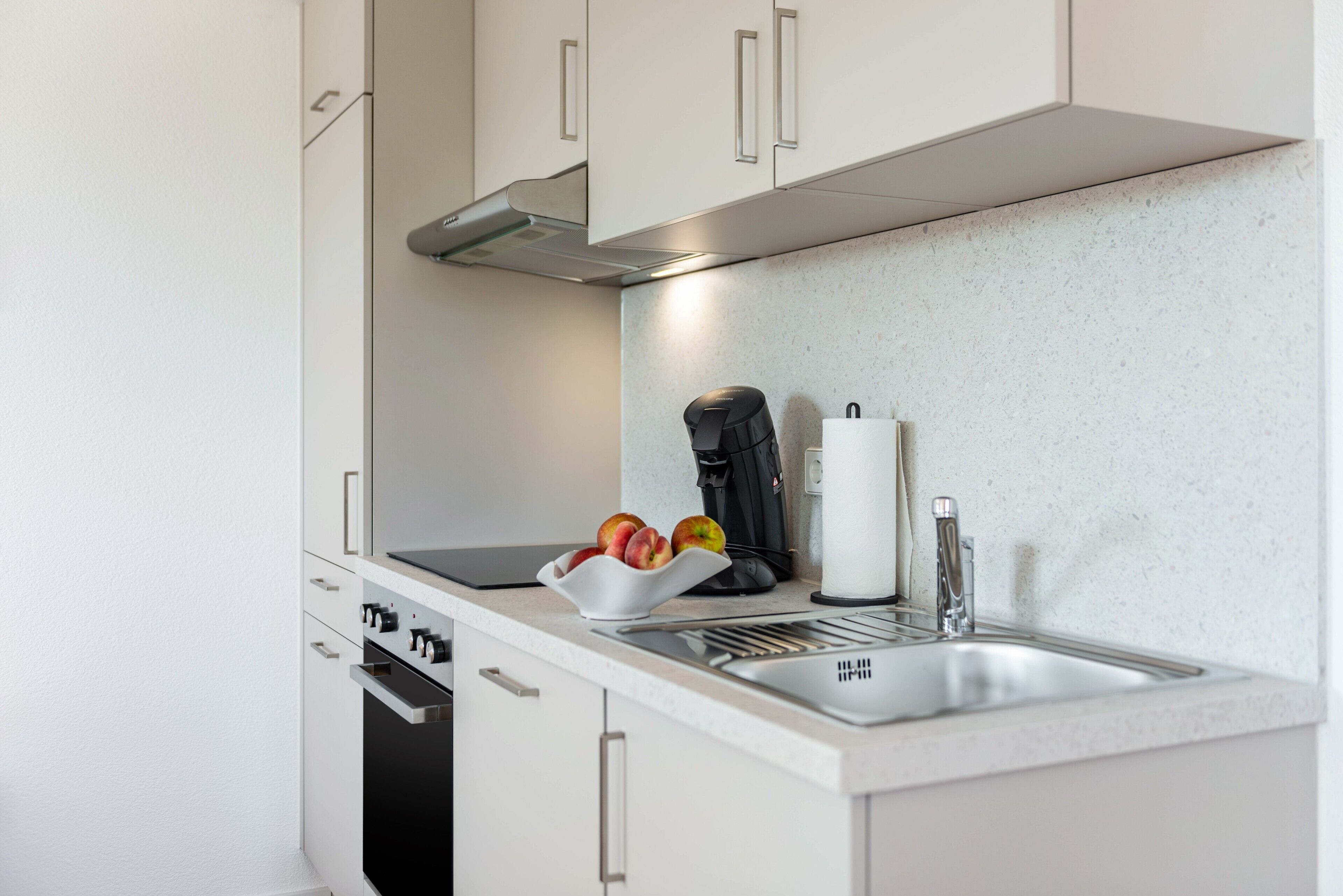 Wasserkocher mit Kaffee-/Teezubehör, Kühlschrank, Ofen, Herdplatte