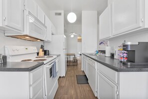 Private kitchen - Modern 1BR Near Downtown Mesa (Mesa)