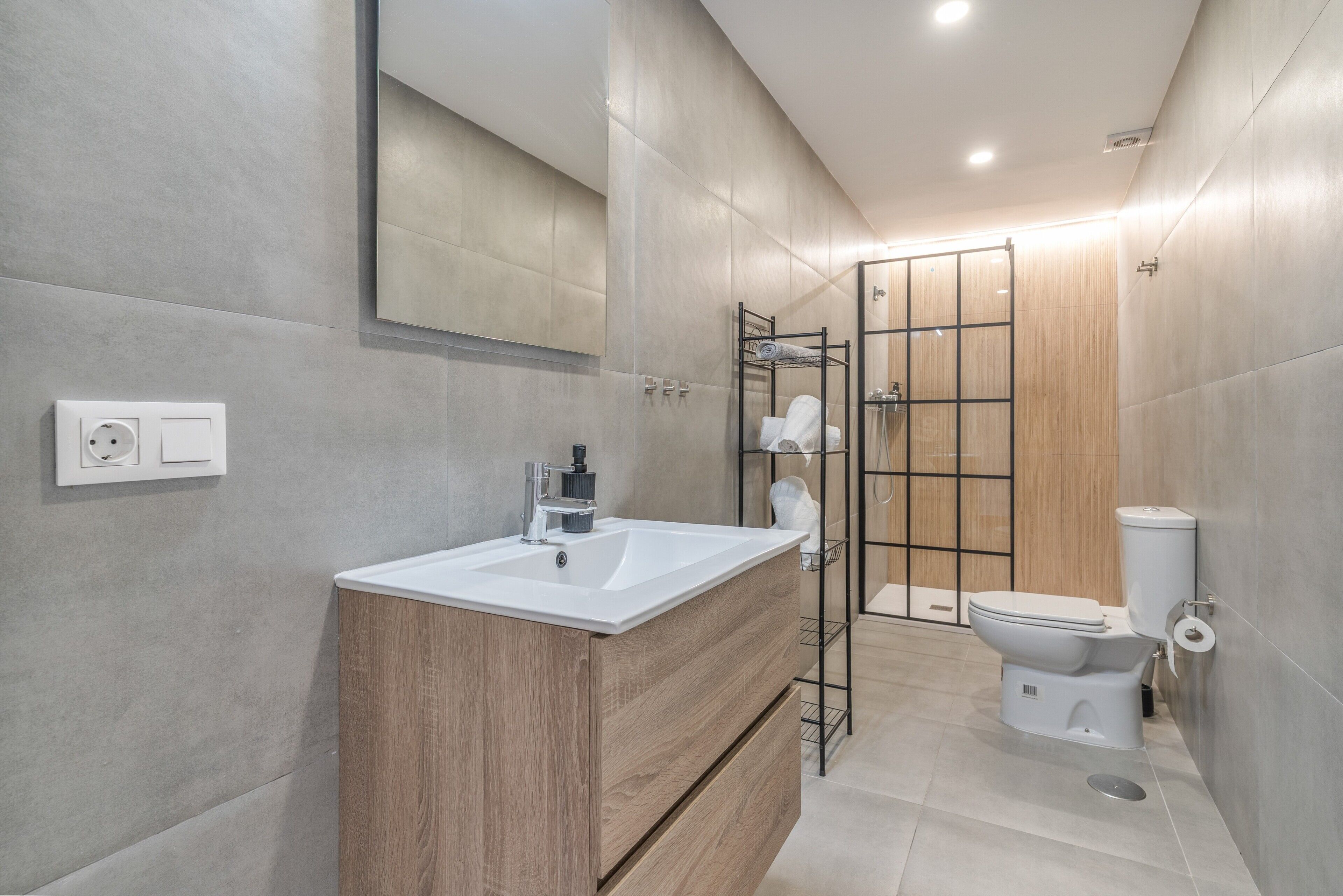 Een douche, een haardroger, handdoeken
