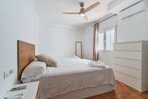 2 bedrooms, WiFi, bed sheets - Apartment 'Sol y Playa' with Wi-Fi (La Herradura)