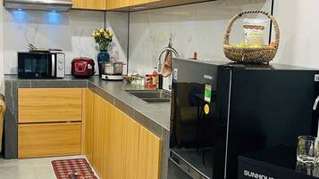 Fridge, microwave, stovetop, cookware/dishes/utensils