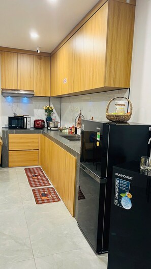 Tủ lạnh, lò vi sóng, bếp nấu, dụng cụ nấu nướng/bát dĩa/dao nĩa 