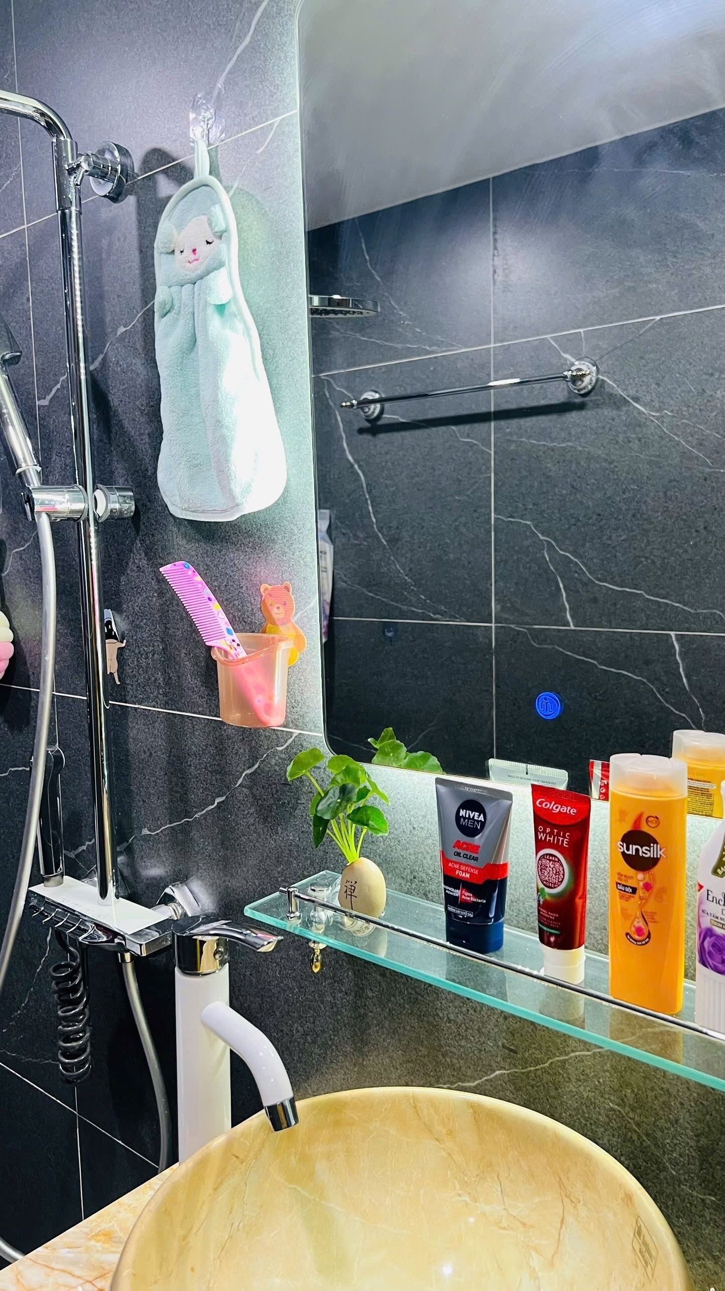 Double Room | Bathroom | Shower, free toiletries, hair dryer, slippers