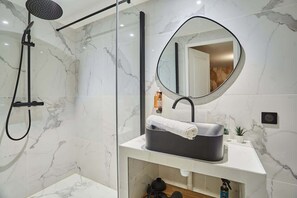 Dusche, Haartrockner, Shampoo