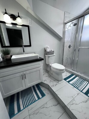 Shower, towels, soap, toilet paper - Charming 3-bedroom house in adorable Bodden Town with AC (Bodden Town)