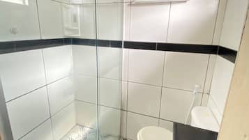Habitació clàssica | Bany | Dutxa, tovalloles, sabó i paper higiènic
