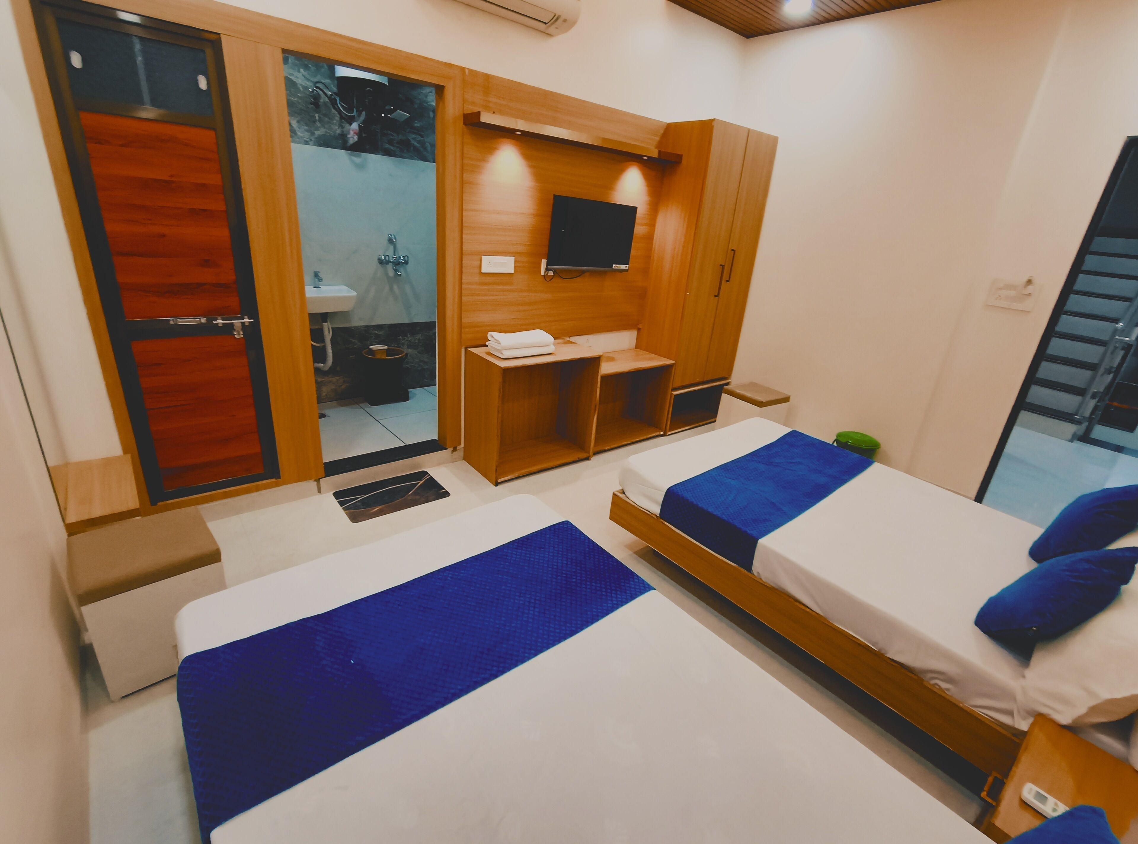Desk, laptop workspace, free WiFi, bed sheets