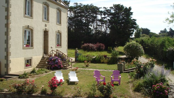 A large building with a garden, outdoor seating, and a pathway. - Beachfront home in Douarnenez Bay (Plonévez-Porzay)