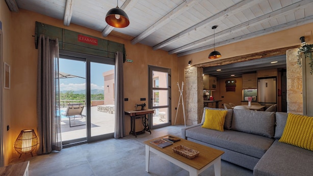 Una sala de estar moderna con un sofá, una mesa de centro y vistas al exterior.