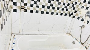 Towels, soap, shampoo, toilet paper - Shubh Hotel (Mussoorie)