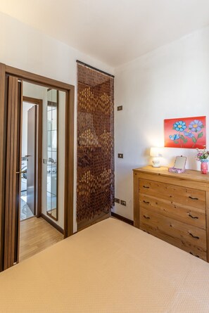 Iron/ironing board, bed sheets