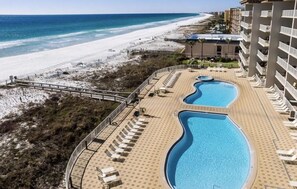 Ein Resort mit Poolbereich, Zugang zum Strand und Blick auf den Ozean.
