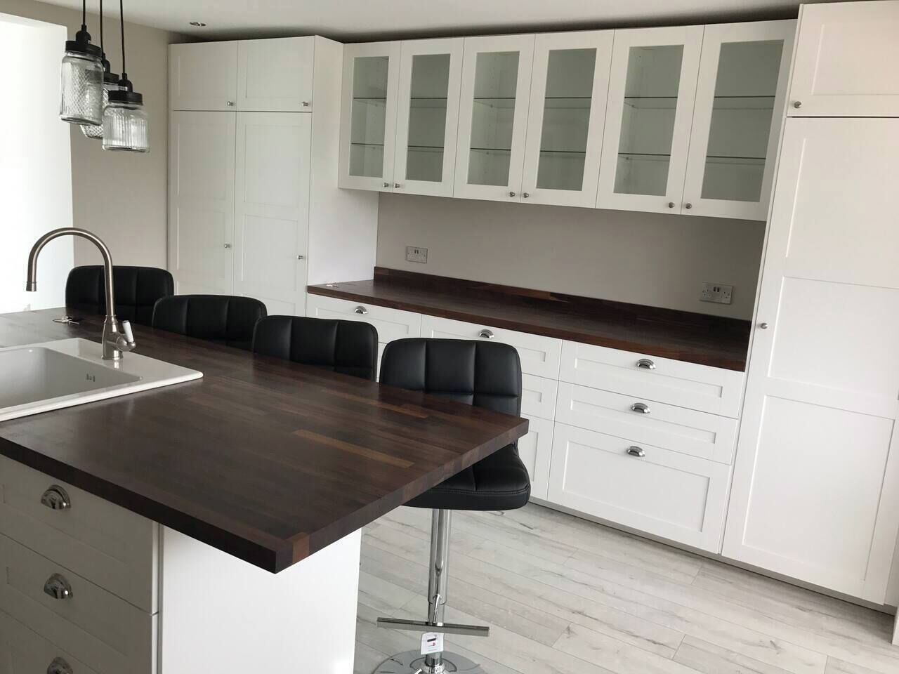 Frigorífico, microondas, placa de cocina y lavavajillas