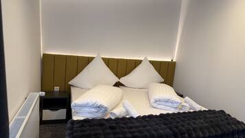 Comfort-Doppelzimmer, Blick auf den Innenhof | Laptopgeeigneter Arbeitsplatz, kostenloses WLAN