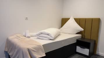 Comfort-Doppelzimmer, Blick auf den Innenhof | Laptopgeeigneter Arbeitsplatz, kostenloses WLAN