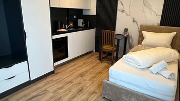 Comfort Studio, Courtyard View | Laptop workspace, free WiFi