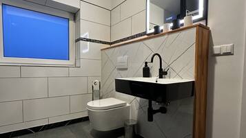 Comfort Suite, Balcony | Bathroom | Shower, hair dryer, towels, soap