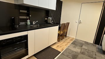 Chambre Double Confort, vue cour intérieure | Cuisine partagée