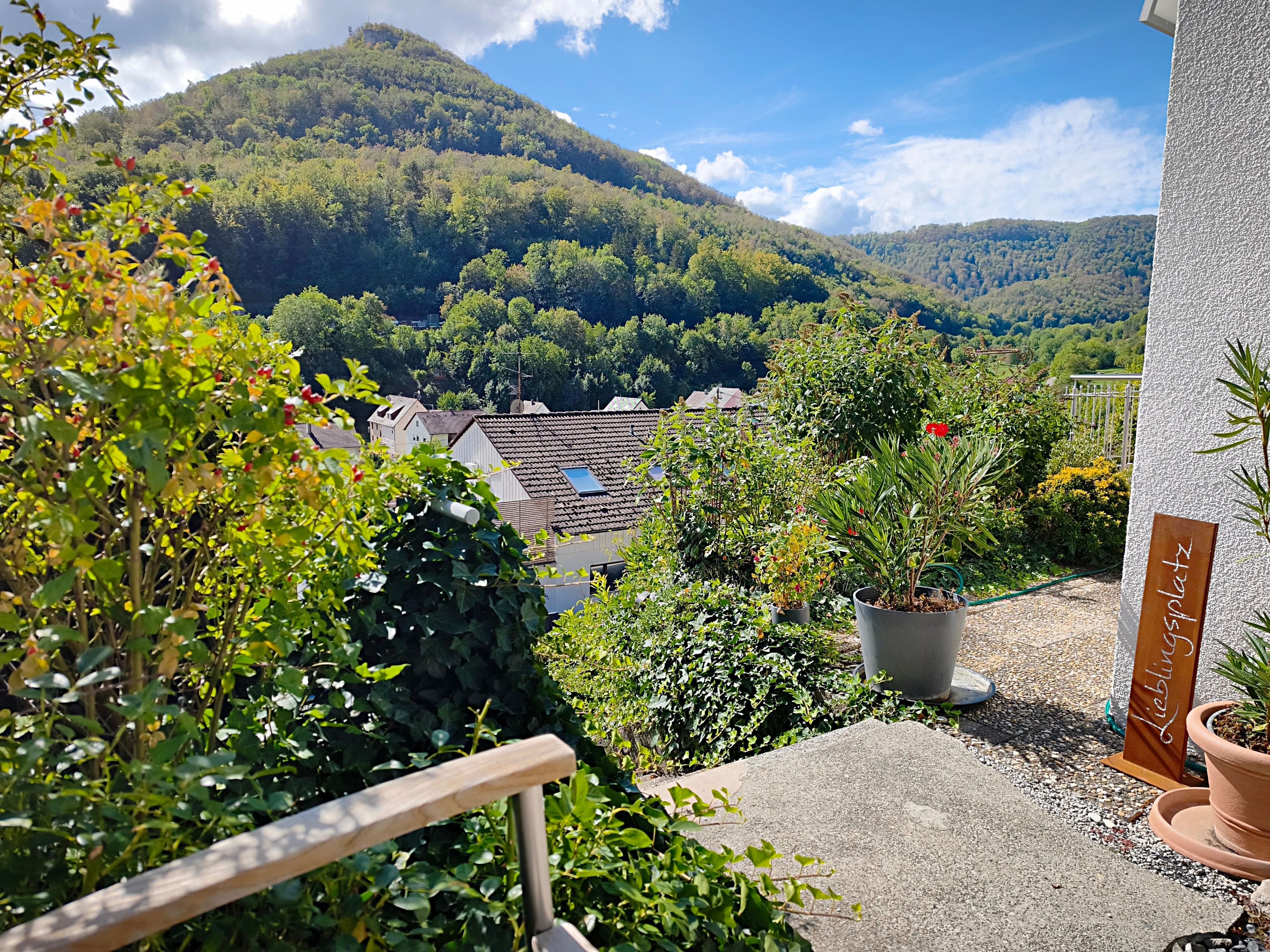 Une terrasse agrémentée de plantes en pot et d’une pancarte indiquant « Lieblingplatz ».