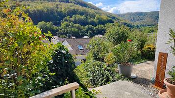 Une terrasse agrémentée de plantes en pot et d’une pancarte indiquant « Lieblingplatz ».